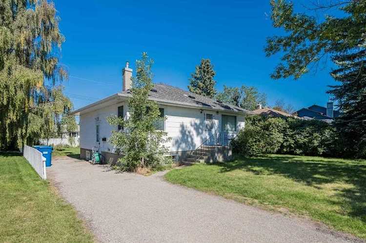 422 36 Ave NW Calgary, AB T2K 0C3