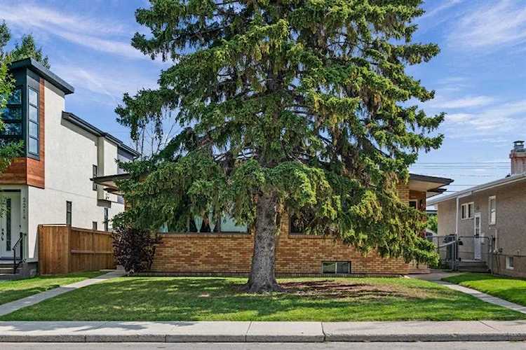 2216 A/ B 34 St SW Calgary, AB T3E 2W3