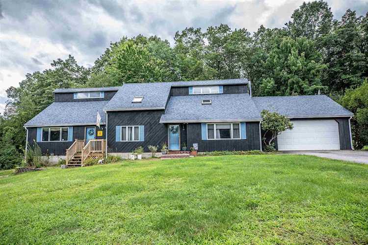 16 Johns Dr Hooksett, NH 03106