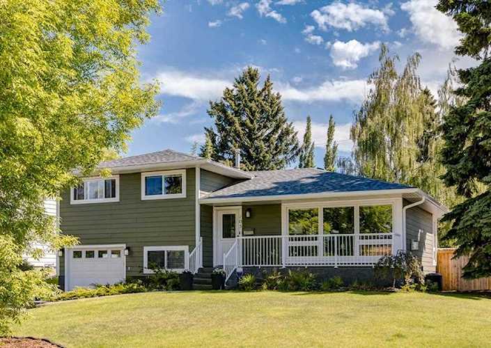 105 Rosery Dr NW Calgary, AB T2K 1L5