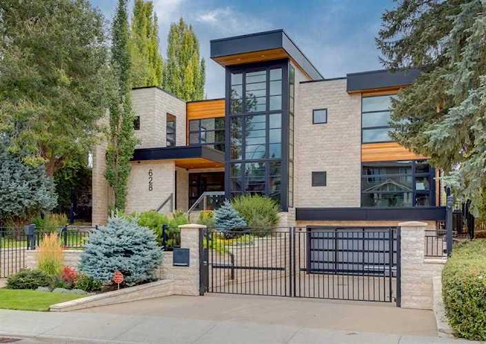 628 Britannia Dr SW Calgary, AB T2S 1J1