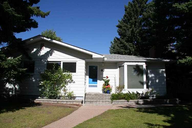 40 Roseview Dr NW Calgary, AB T2K 1N7