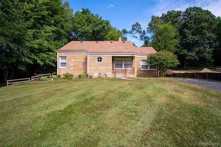 635 Nelson St Brighton, MI 48116