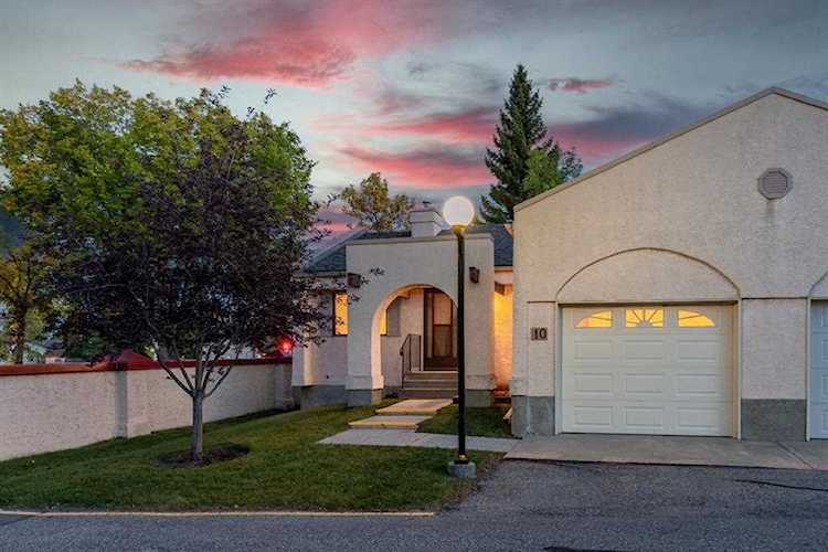 10 Sandarac Circle NW Calgary, AB T3K 3G7