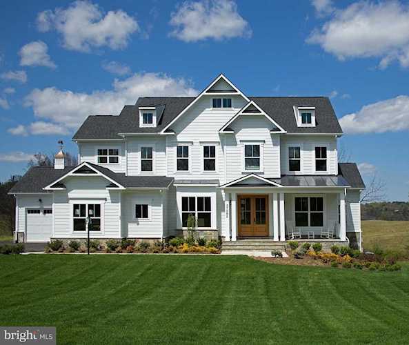 17711 Airmont Rd Round Hill, VA 20141