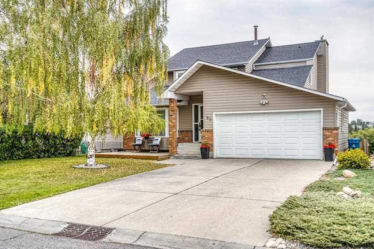 88 Edgeland Rise NW Calgary, AB T3A 4E1