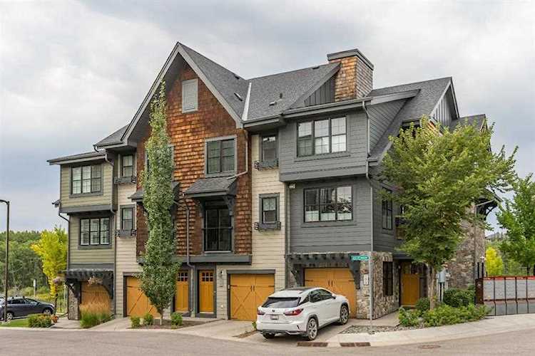 105 Ascot Manor SW Calgary, AB T3H 0W9