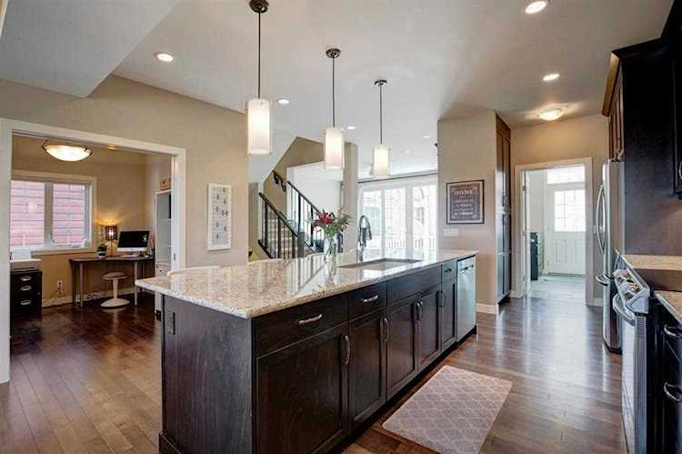 23 Beny-Sur-Mer Rd SW Calgary, AB T3E 6Z9