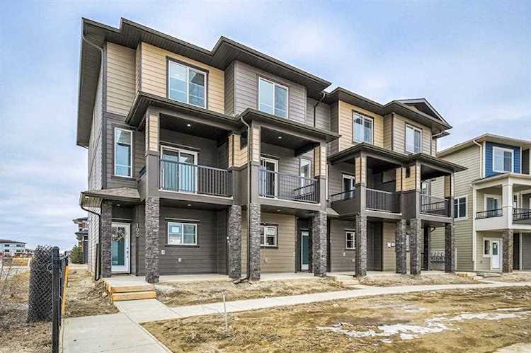 95 NE Skyview Close Calgary, AB T3X 1X2