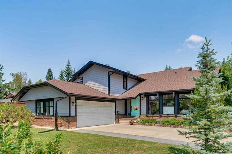 402 Lake Simcoe Crescent SE Calgary, AB T2J 5J7