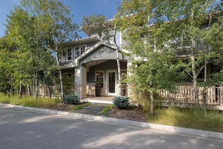 34 Posthill Dr SW Calgary, AB T3H 0A8