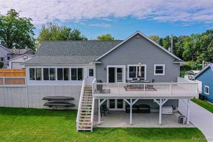 11024 Woodward Dr Byron, MI 48418