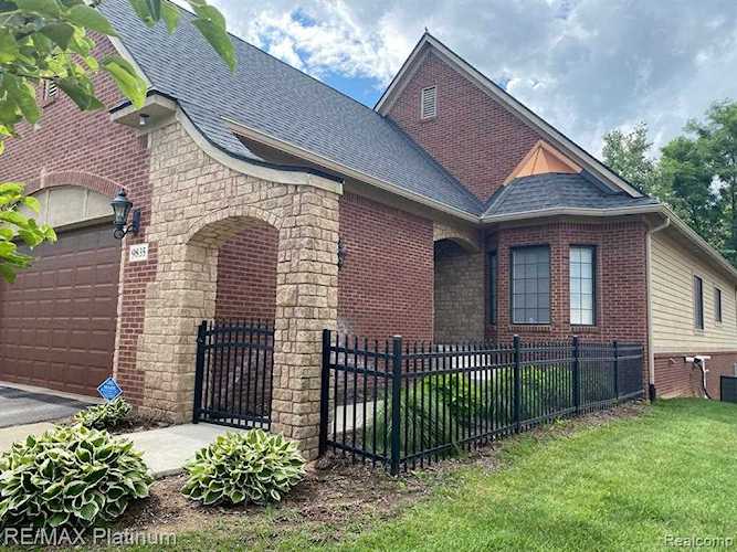 9835 Nature Valley Dr Brighton, MI 48114
