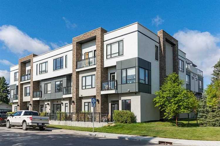 15 Rosscarrock Gate SW #203 Calgary, AB T3C 1E6