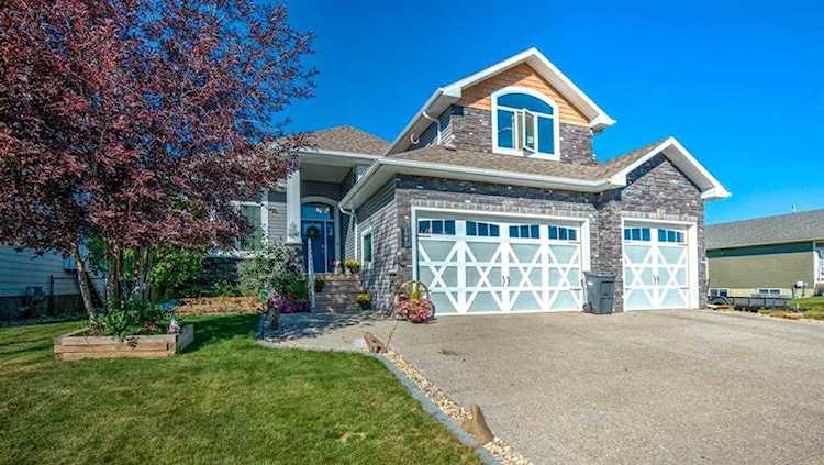 1041 Hillcrest Manor Estates Strathmore, AB T1P 1X1