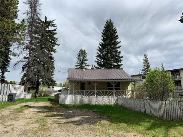 5027 60 St Rocky Mountain House, AB T4T 1E9