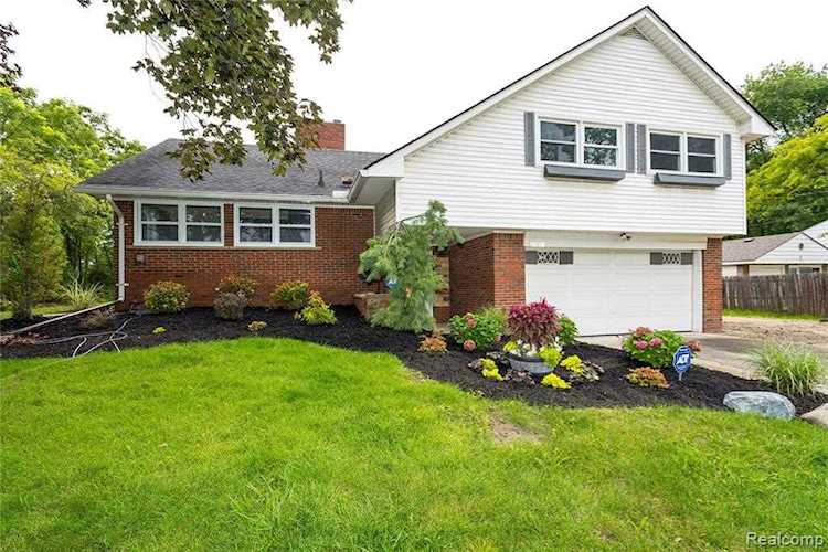 47251 Schoenherr Rd Shelby Twp, MI 48315 | MLS 2210076973 Photo 1