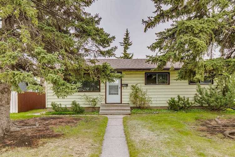 2506 35 St SE Calgary, AB T2B 0X3