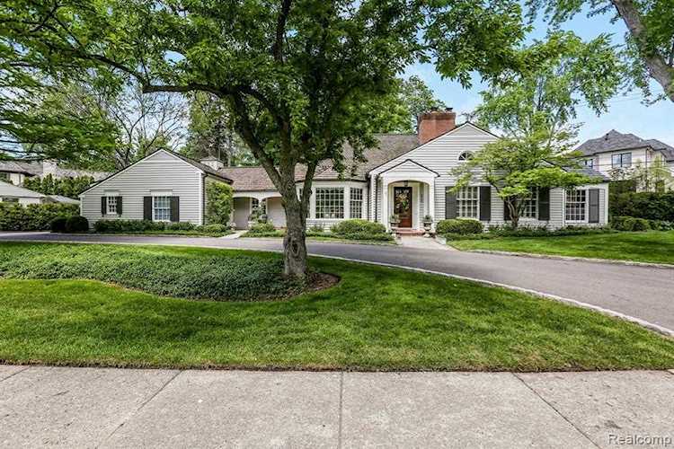 320 Lakeside Dr Birmingham, MI 48009