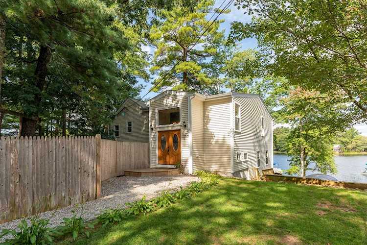 32 Marcoux Rd Newton, NH 03858
