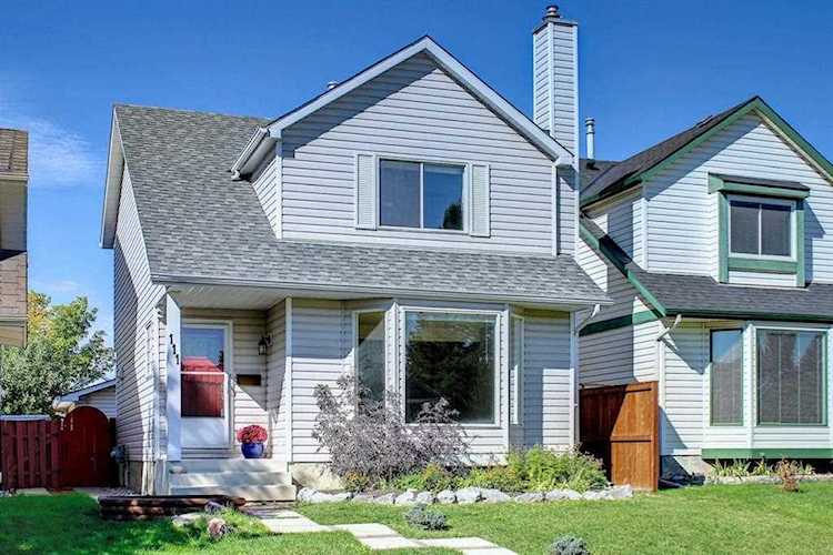 111 Woodglen Grove SW Calgary, AB T2W 4J9