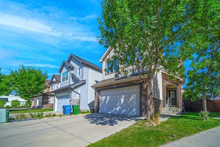268 Aspenhills Close SW Calgary, AB T3H 0C8