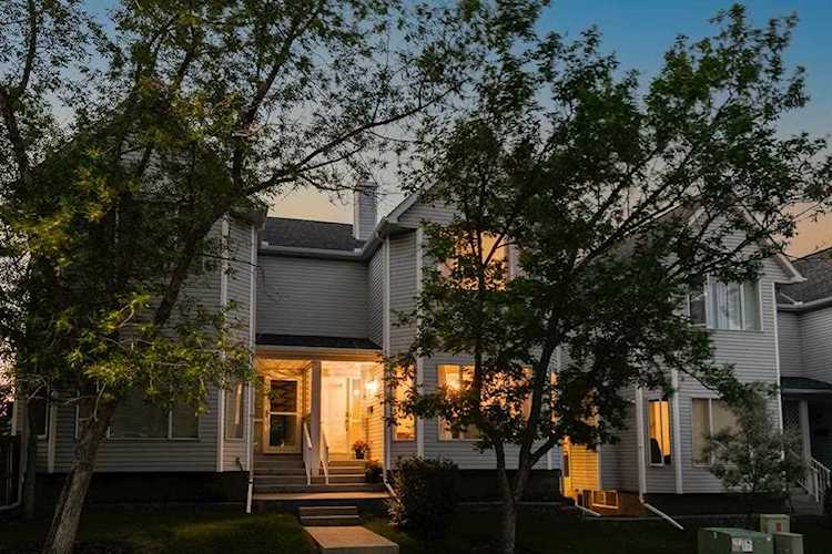 18 Stradwick Rise SW Calgary, AB T3H 3H1