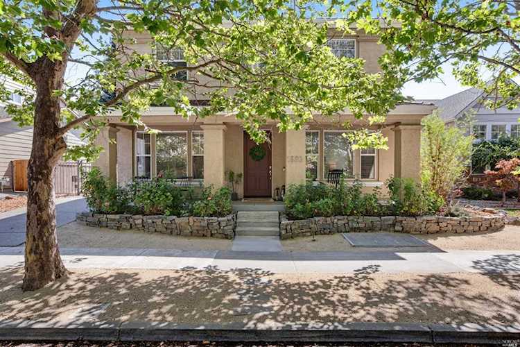 1820 Linnet Lane Petaluma, CA 94954