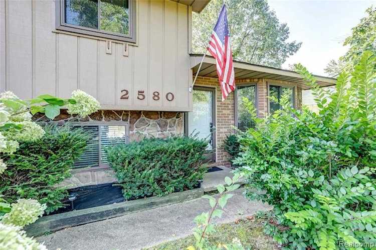 2580 N Pontiac Trail Commerce Twp, MI 48390