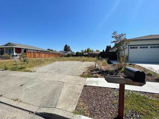 1312 Cashew Road Santa Rosa, CA 95403