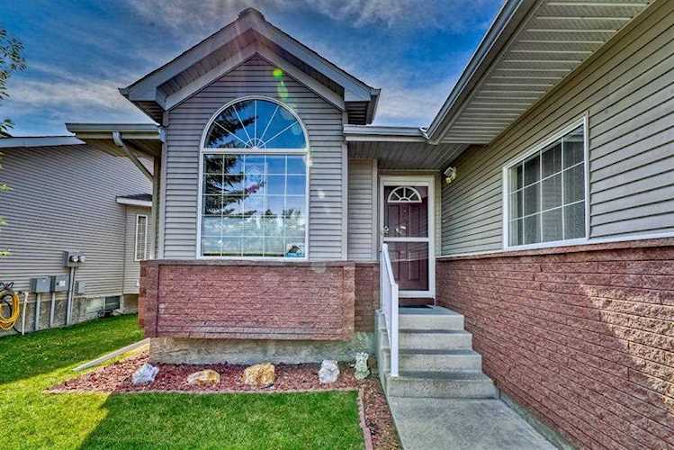 7 Scotia Landing NW Calgary, AB T3L 3K2