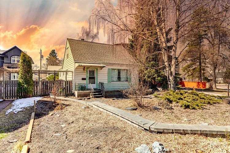 1027 Rundle Crescent NE Calgary, AB T2E 5M1