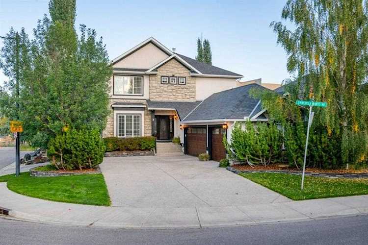 3 Evercreek Bluffs Rd SW Calgary, AB T2Y 4P4