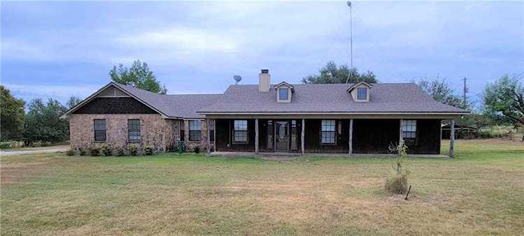 225 County Road 471 Lott, TX 76656