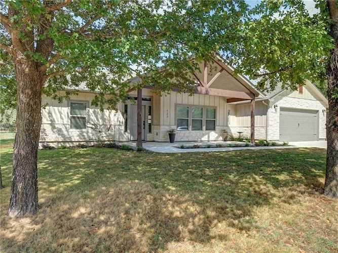123 W Kikipua LN Bastrop, TX 78602