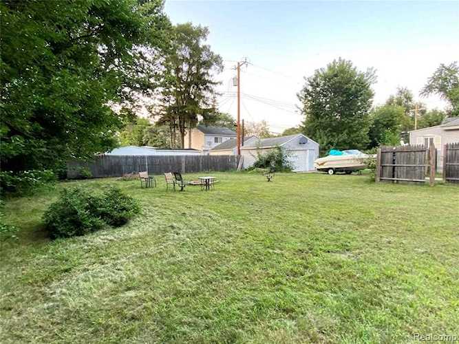 1317 E Elza Ave Hazel Park, MI 48030