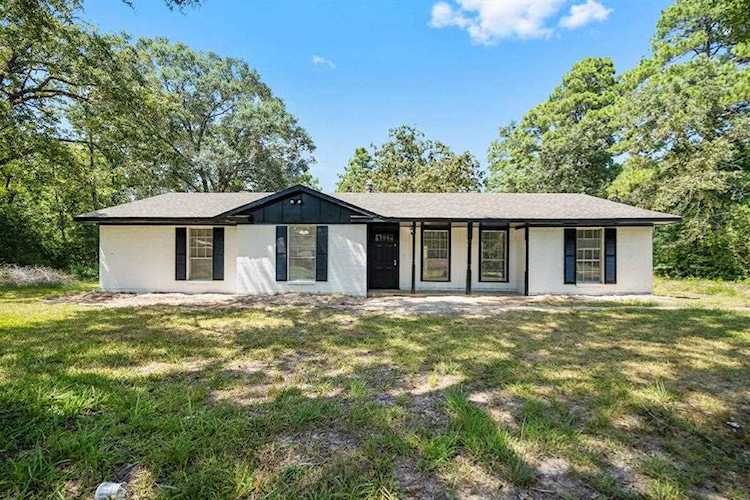 9875 Lone Oak Dr Conroe, TX 77303