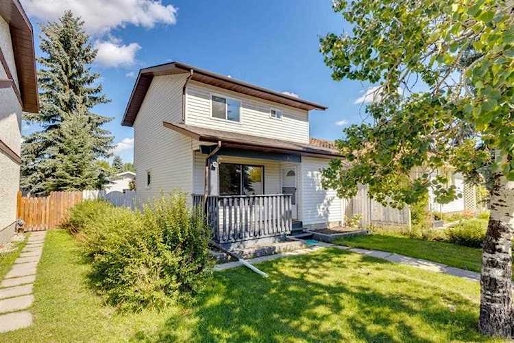 92 Shawglen Rd SW Calgary, AB T2Y 1X9