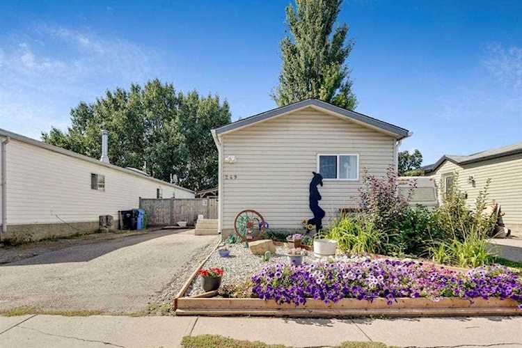 249 Erin Woods Circle SE Calgary, AB T2B 3C9