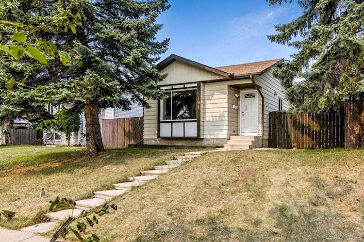 191 Erin Woods Dr SE Calgary, AB T2B 2V7