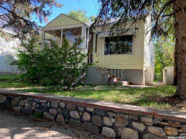1045 NW 4th Ave Moose Jaw, SK S6H 3X2