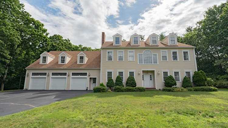 44 Victoria Ln Pembroke, MA 02359