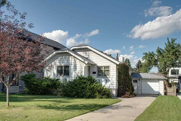 210 21 Ave NE Calgary, AB T2E 1S4