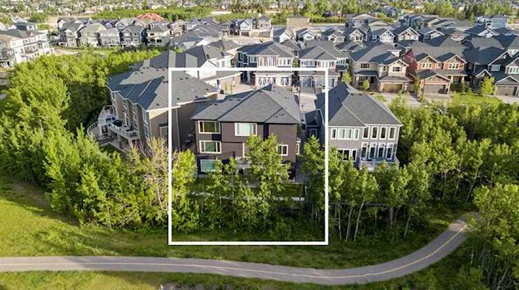 32 West Grove Bay SW Calgary, AB T3H 0X6