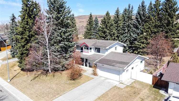 1856 Cayuga Dr NW Calgary, AB T2L 0N3