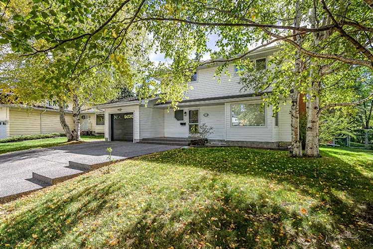 3915 Vardell Rd NW Calgary, AB T3A 0C3