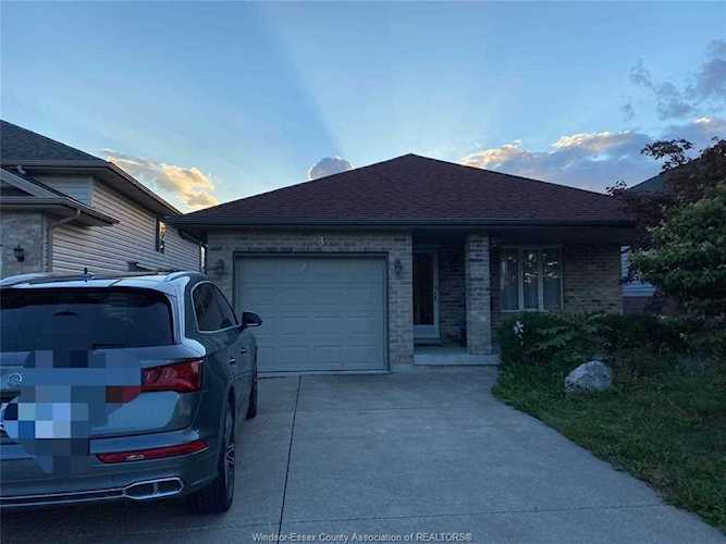 2343 Gatwick Ave Windsor, ON N8P 1Y7