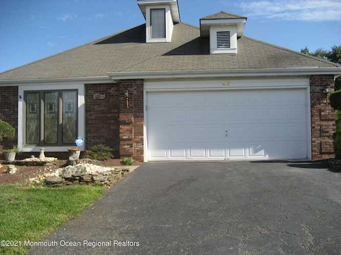 96 Peasley Dr Marlboro, NJ 07746