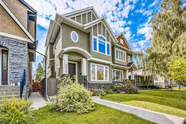 2425 22A St NW Calgary, AB T2M 3X7