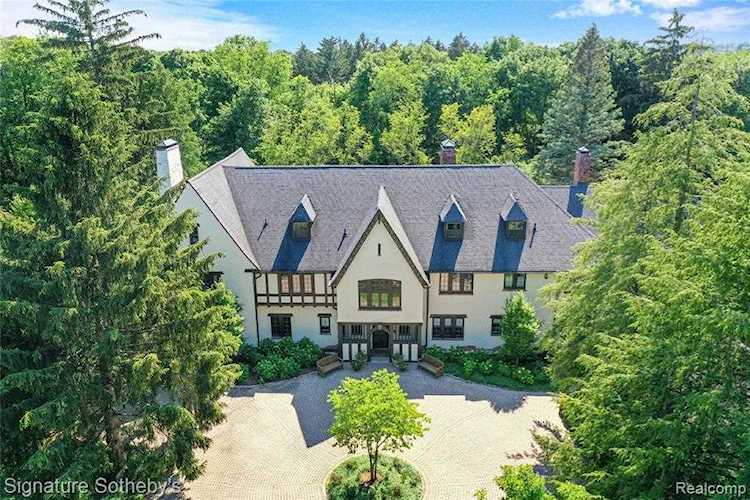 1765 Hillwood Dr Bloomfield Hills, MI 48304